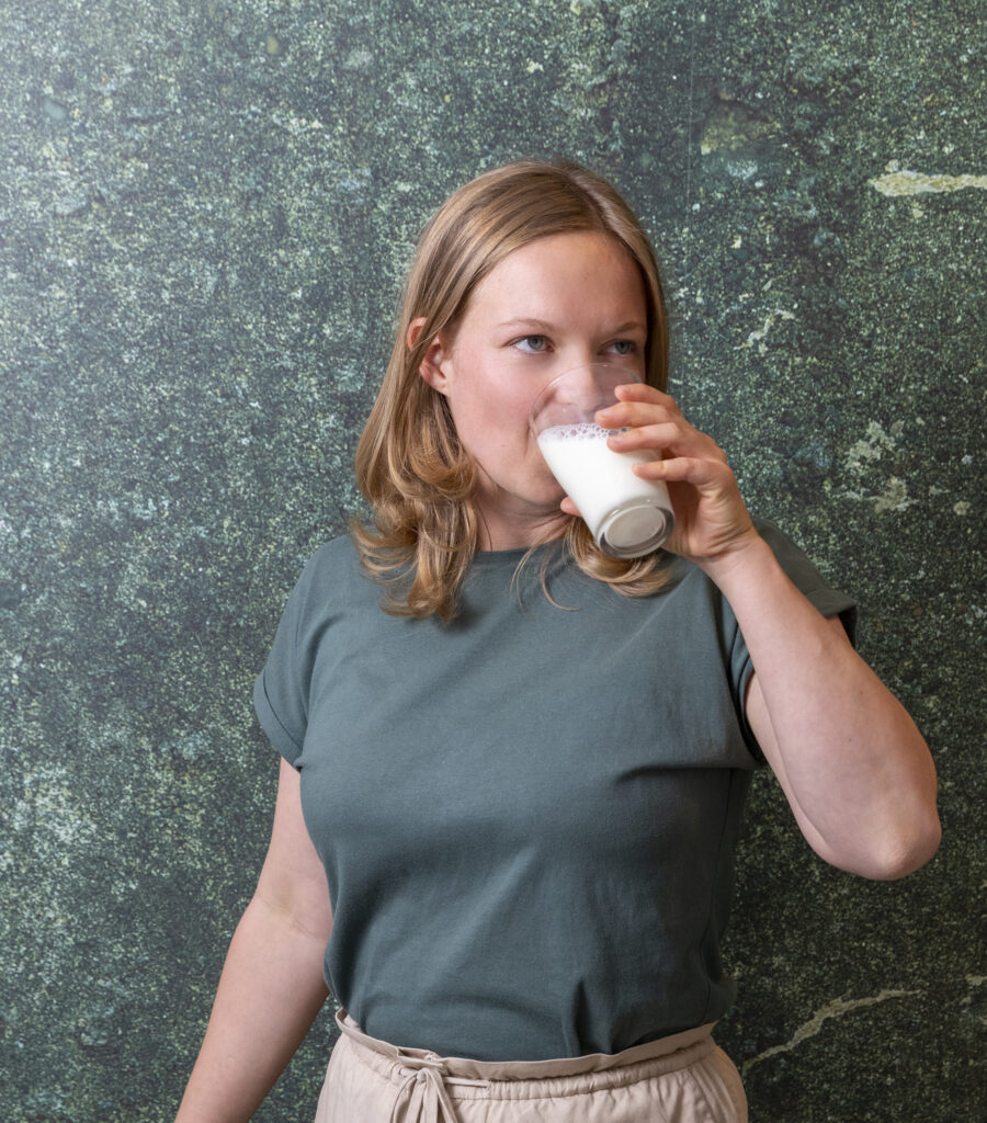 Moon Spanjer drinkt een glas melk