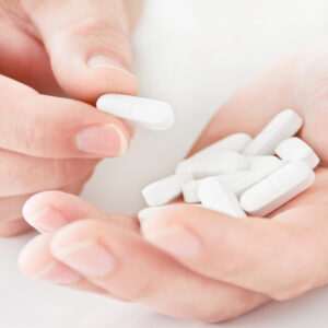 Hand met calcium tabletten 